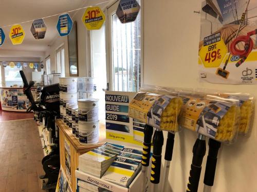 Chantier Naval : magasin Accastillage Diffusion, La Perrotine (Oléron)